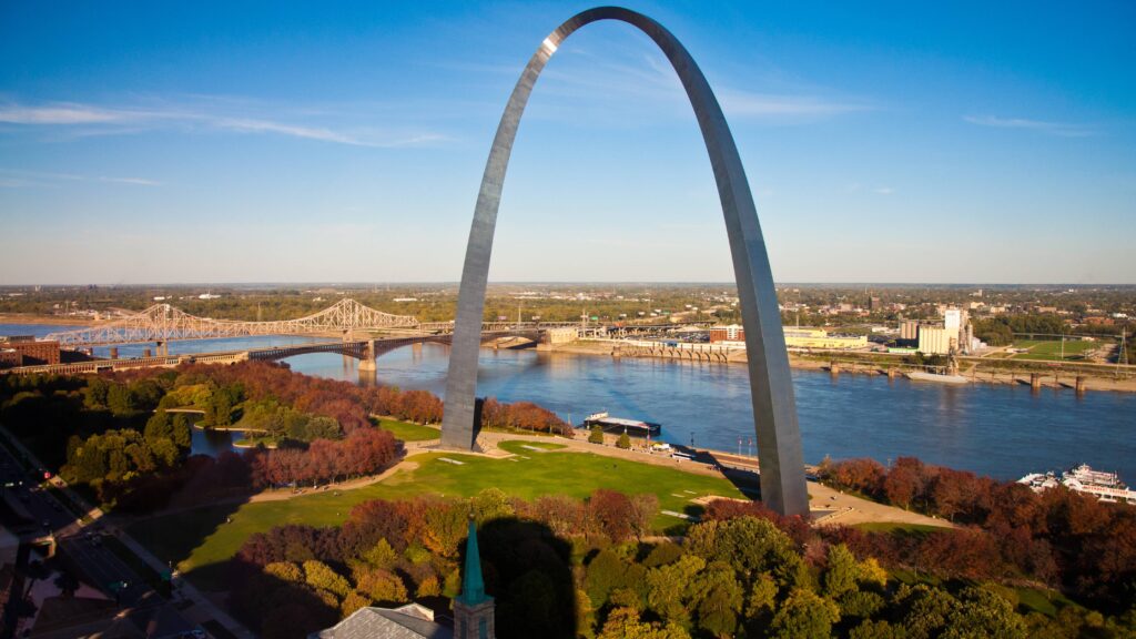  The Gateway Arch and Mississippi River in St. Louis, Missouri.